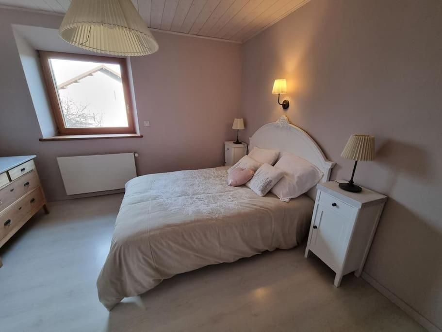 Logement Dans Maison + Exterieur Orchamps-Vennes Exterior photo